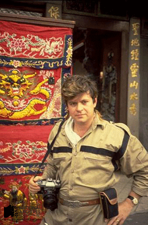 Mr Ronni Pinsler at the Thian Hock Kheng Temple at Telok Ayer Street, 1980 Source: Ronni Pinsler Collection, Courtesy of National Archives of Singapore